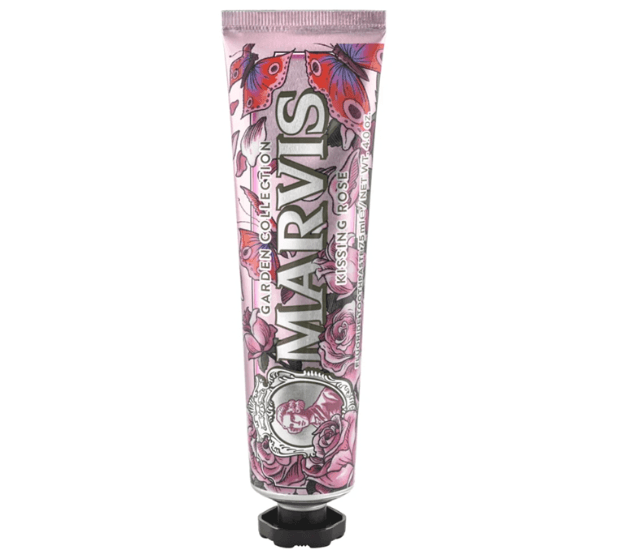 Kissing Rose Marvis
