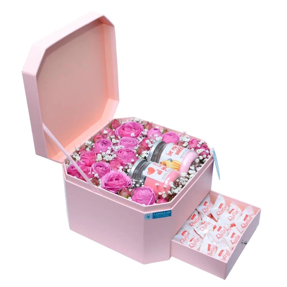 Ծաղկիներով տուփ «SWEETBOX» պիոնավարդերով, raffaello-ով և մոմերով