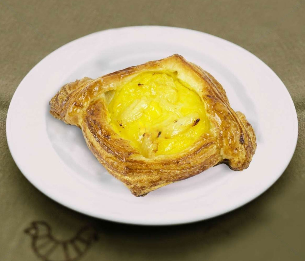 Экзотический круассан с ананасом