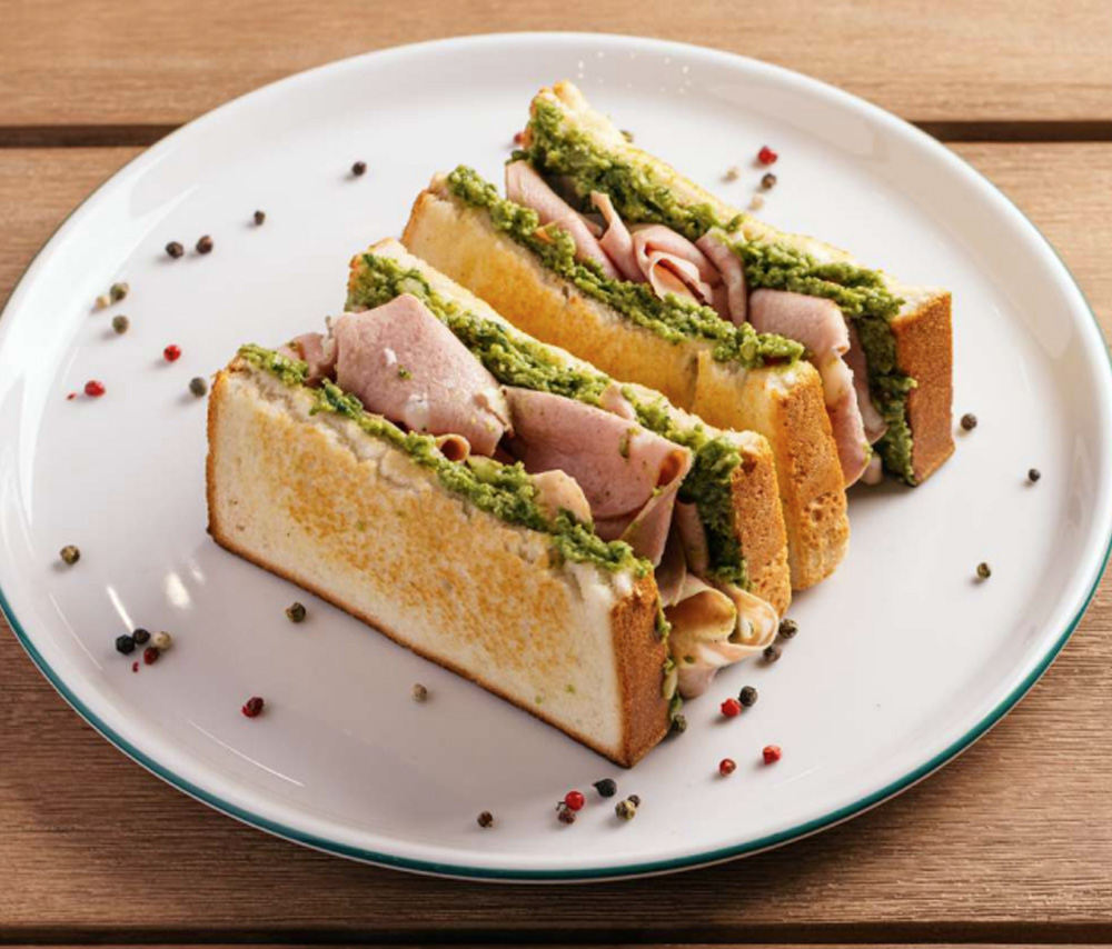 Mortadella sandwich (please eat me)