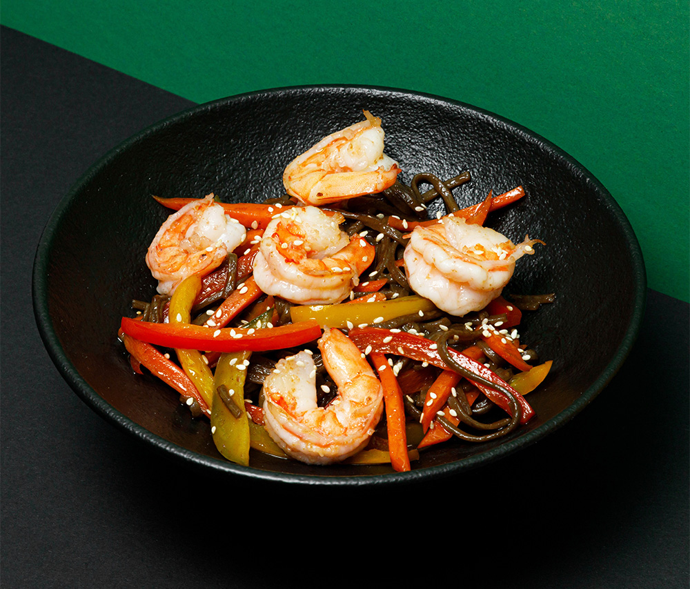 Սոբա մանրածովախեցգետնով և բանջարեղենով