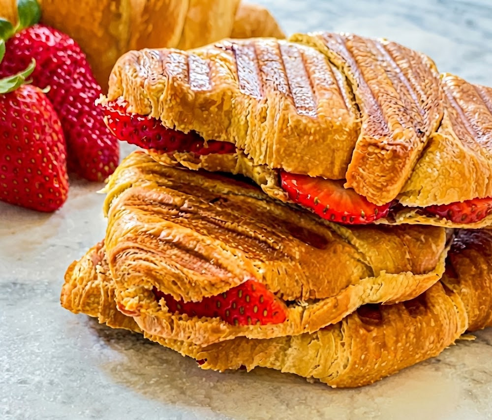 Croissant with nutella & fruit