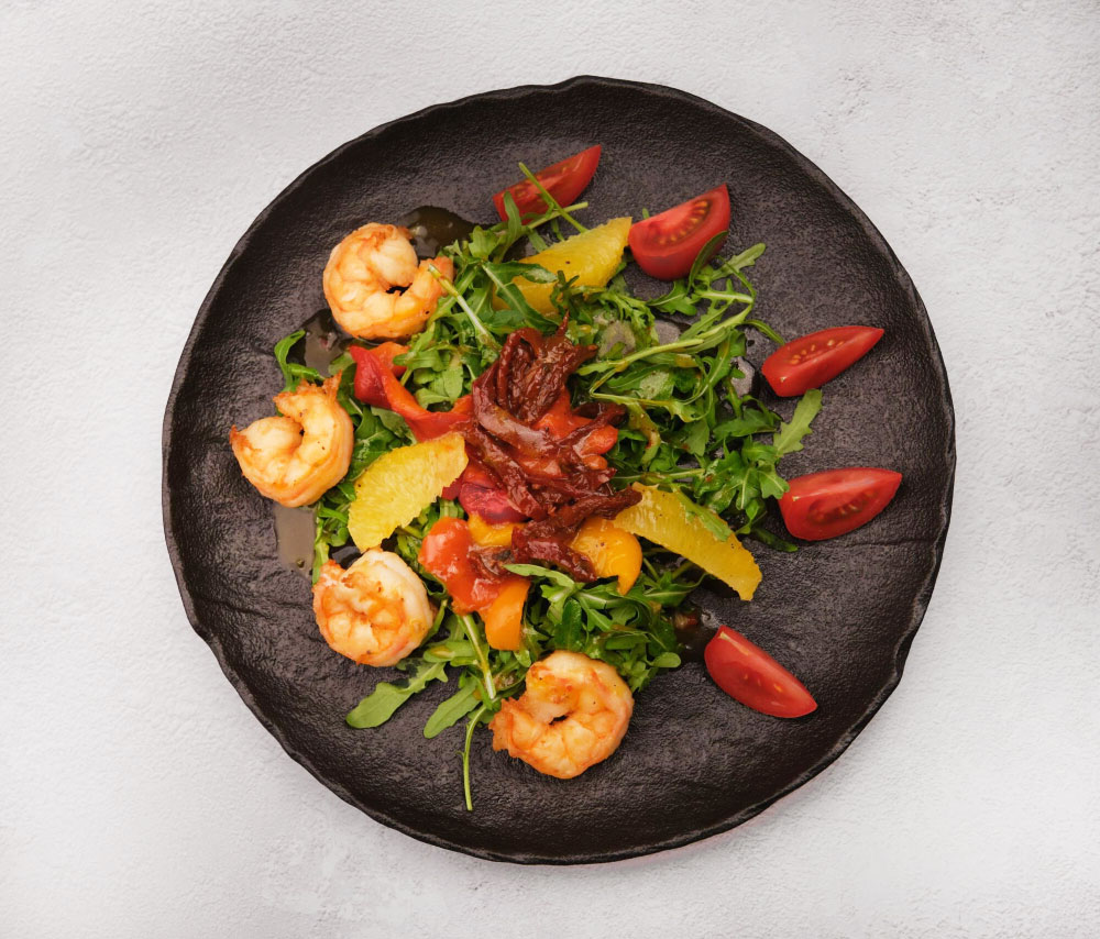 Salad with shrimp and mango sauce