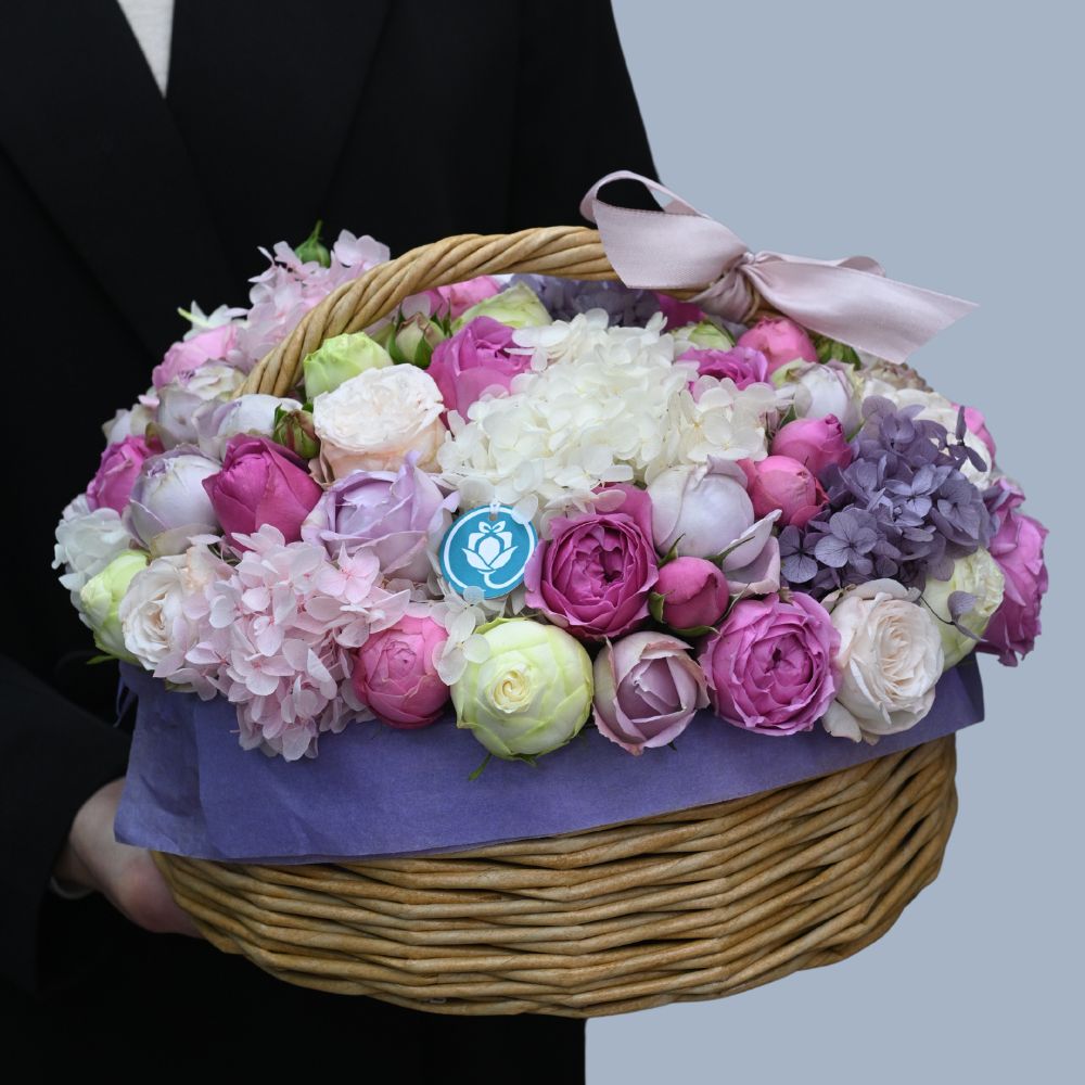 Barbie պիոնանման վարդերով զամբյուղ