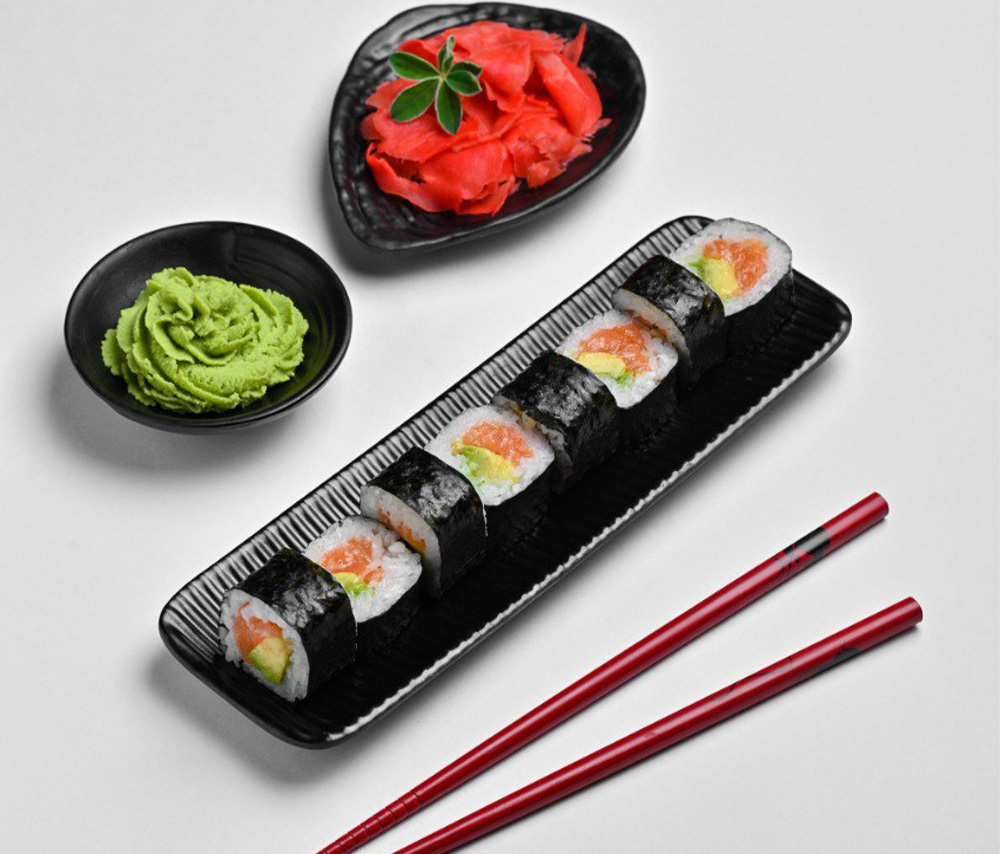 Maki with salmon and avocado