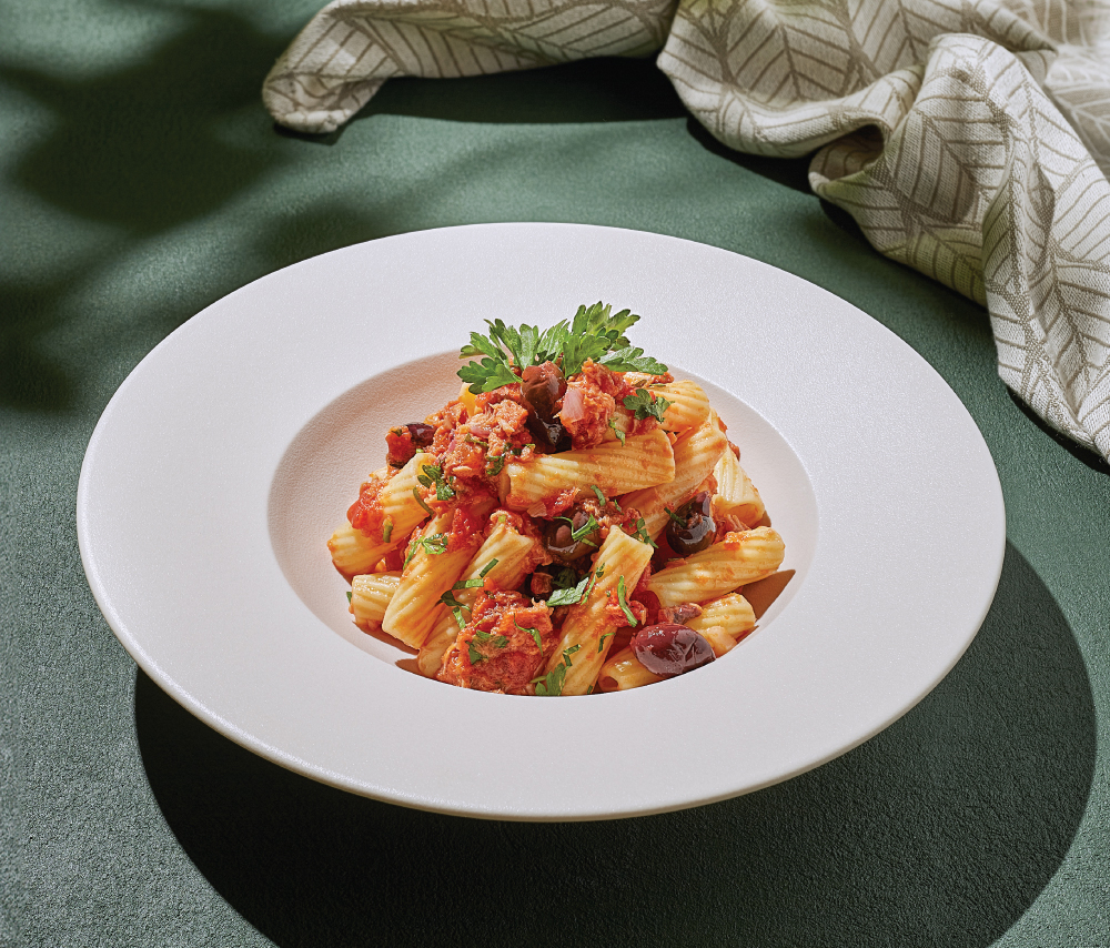 Ригатони с тунцом и каламатой