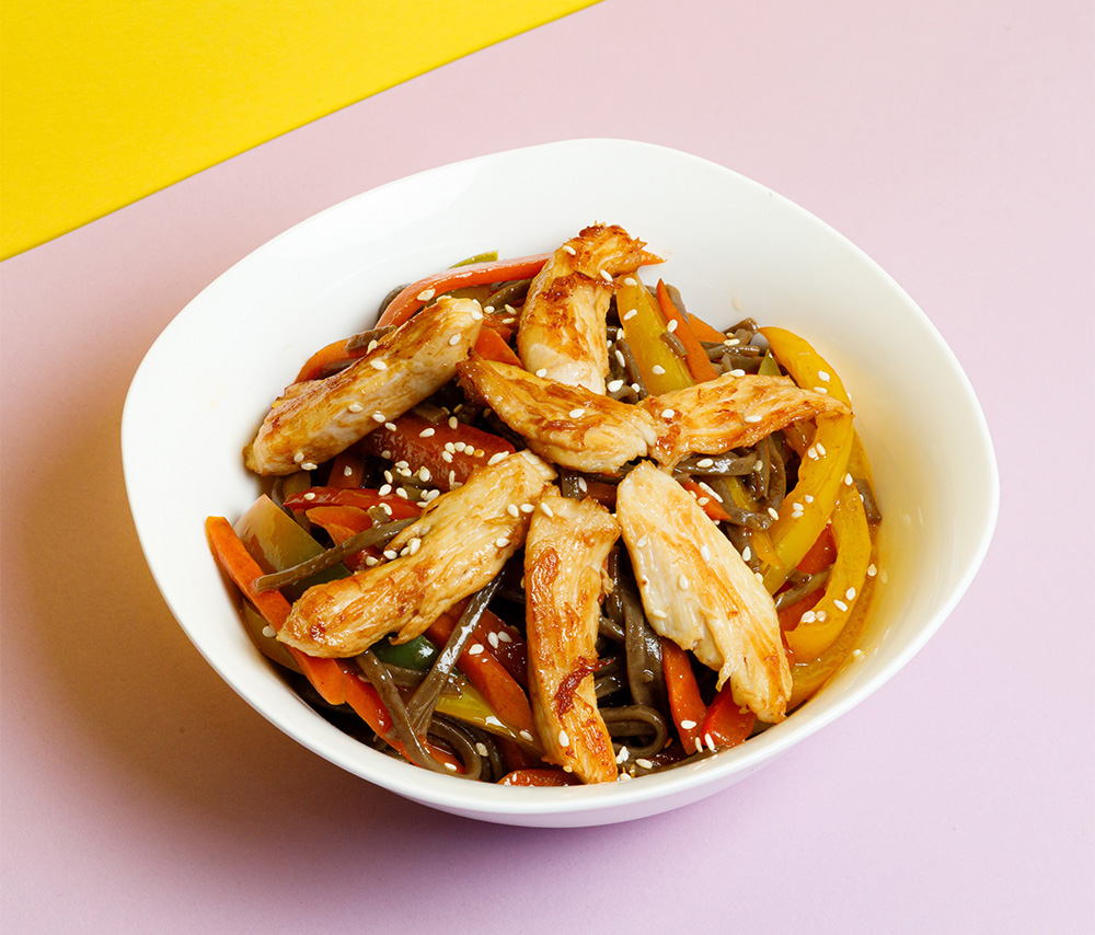 Соба с курицей и овощами