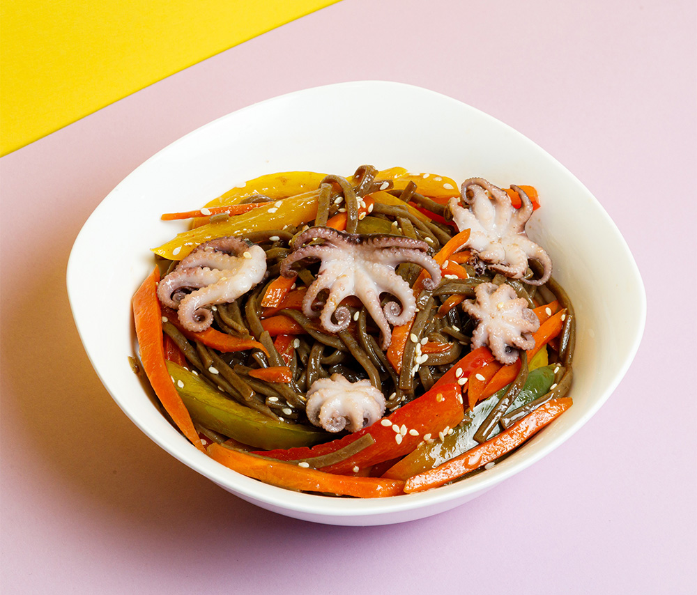 Соба с осьминогом и овощами