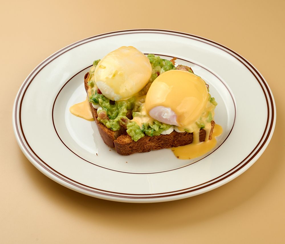 Ձու բենեդիկտ գուակամոլեով բրիոշի վրա