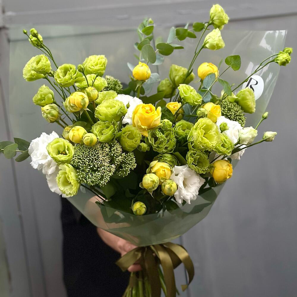 Bouquet with peony-shaped roses and lisianthus