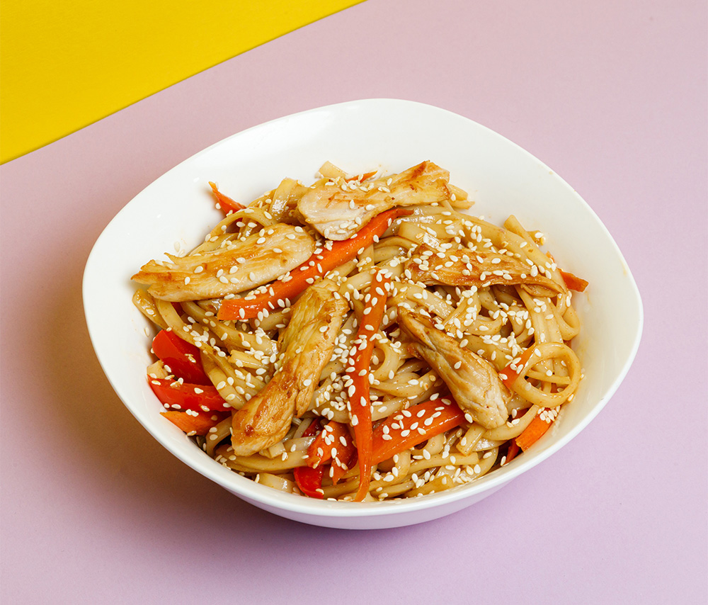 Удон с курицей и овощами