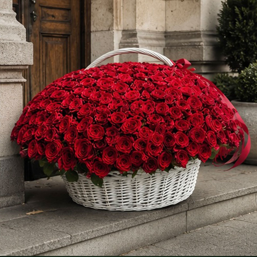 Կարմիր վարդերով շքեղ զամբյուղ