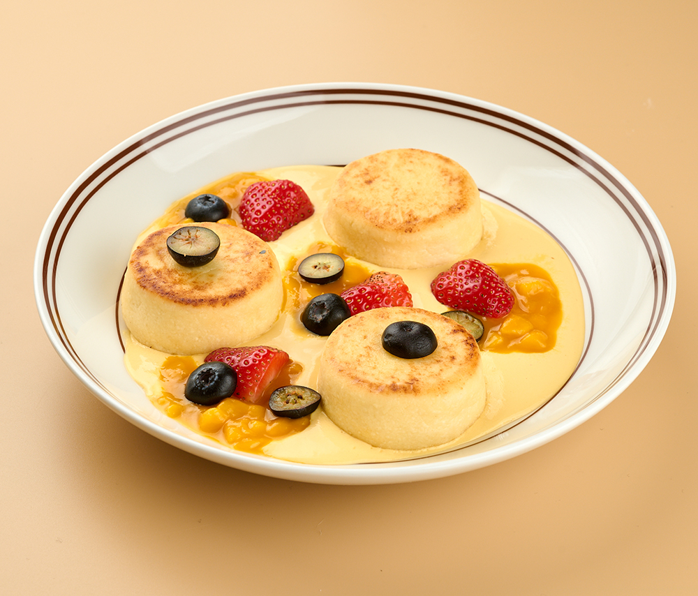 Կաթնաշոռային պանրիկներ մանգոյի և թթվասերային սոուսով