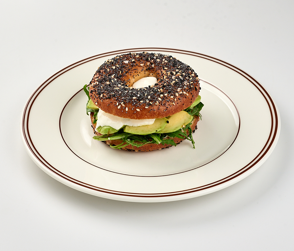 Բեյգլ ավոկադոյով և ստրաչատելլայով