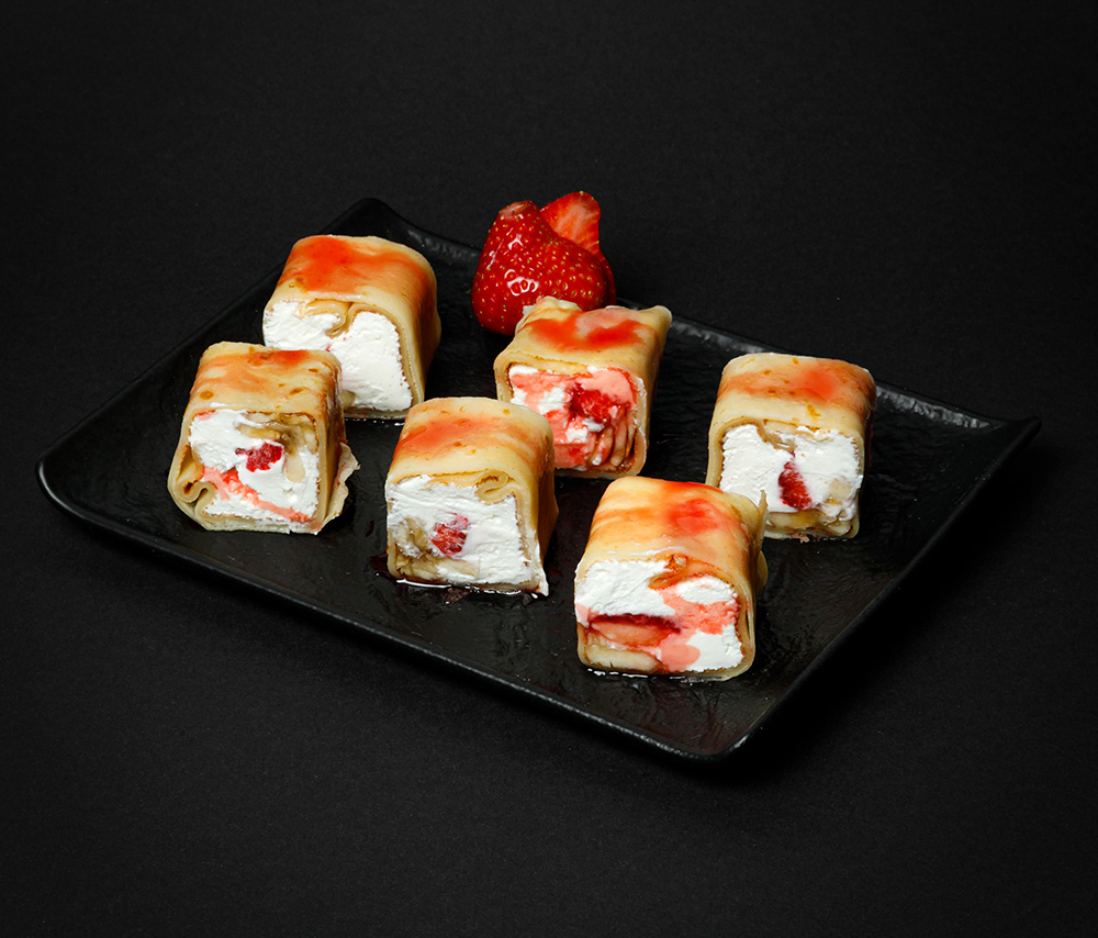 Сладкий ролл с клубникой и бананом