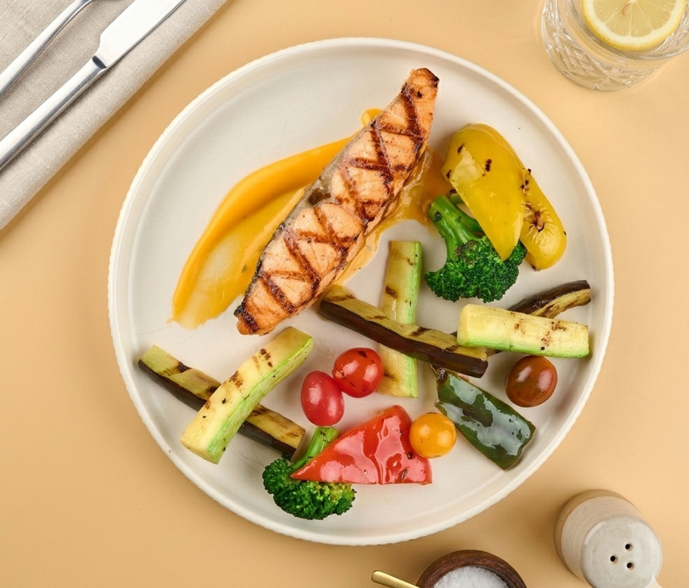Стейк из лосося с овощами на гриле