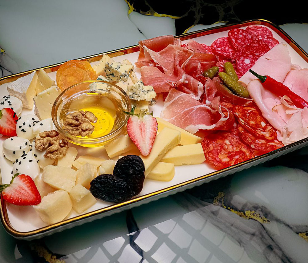 Сырное и мясное ассорти