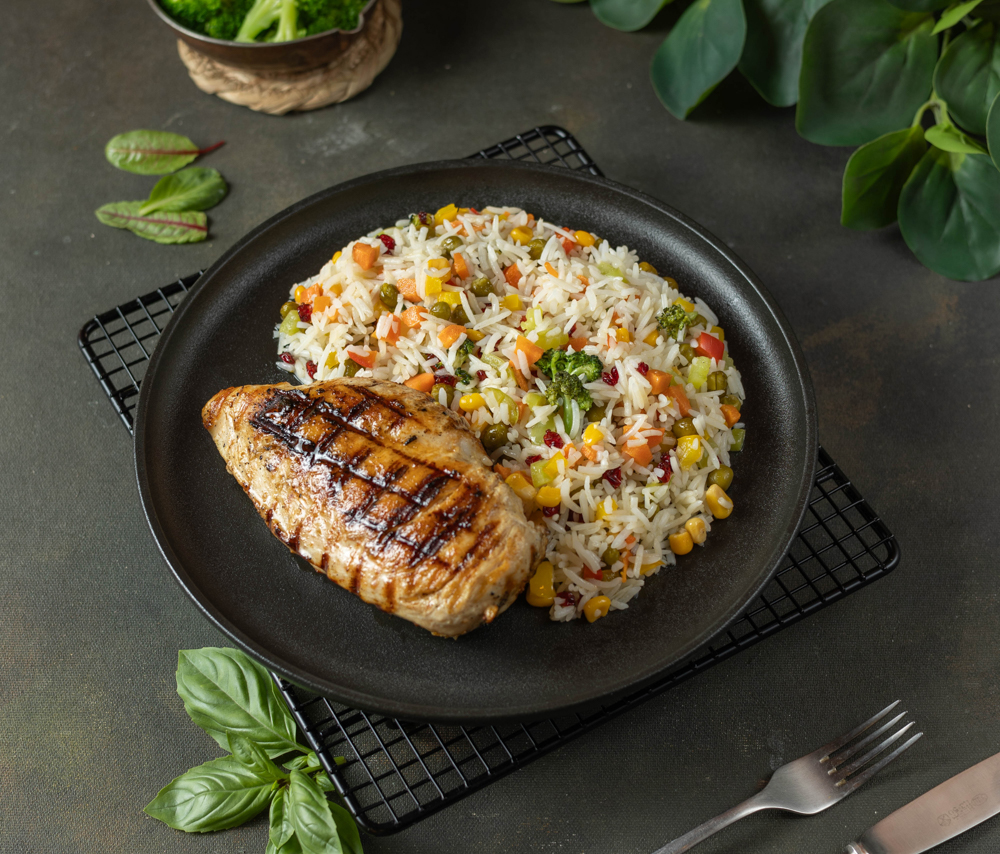 Куриная грудка на гриле с рисом и овощами