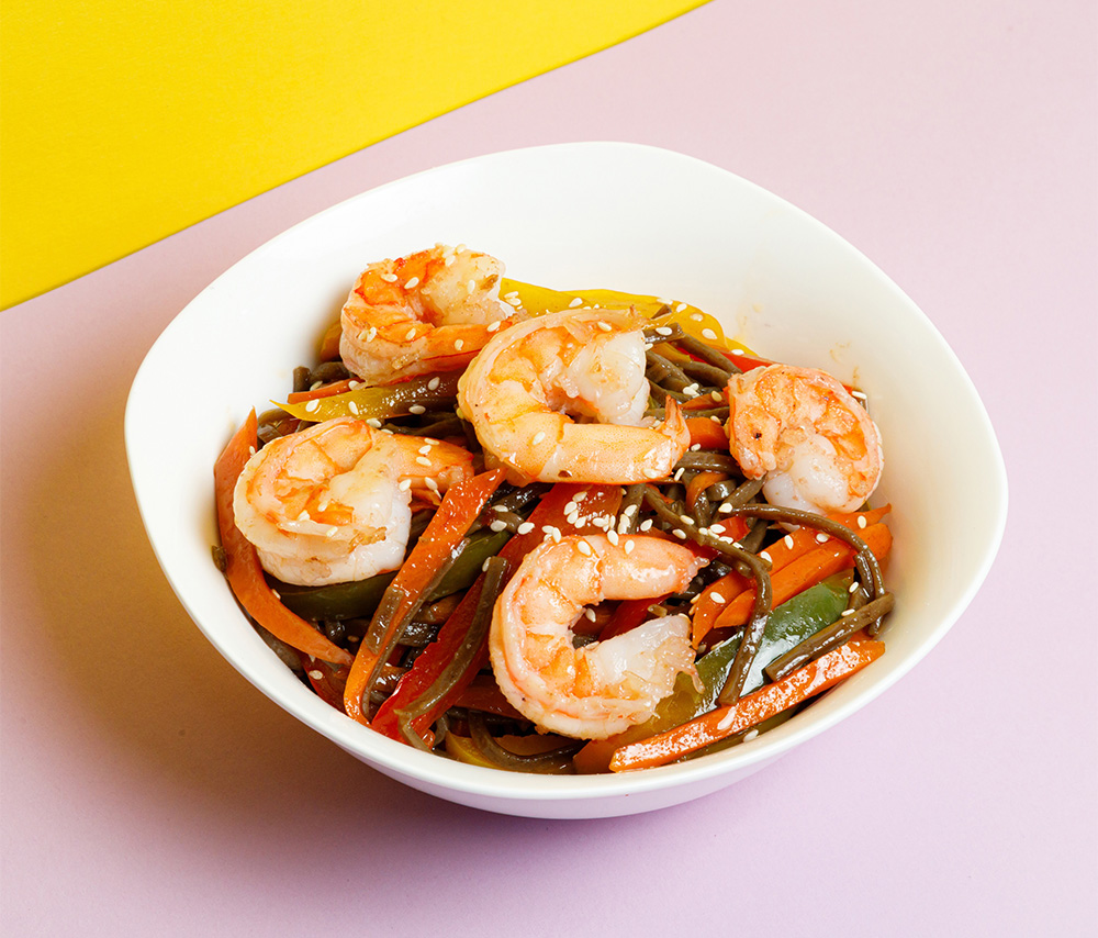 Соба с креветками и овощами