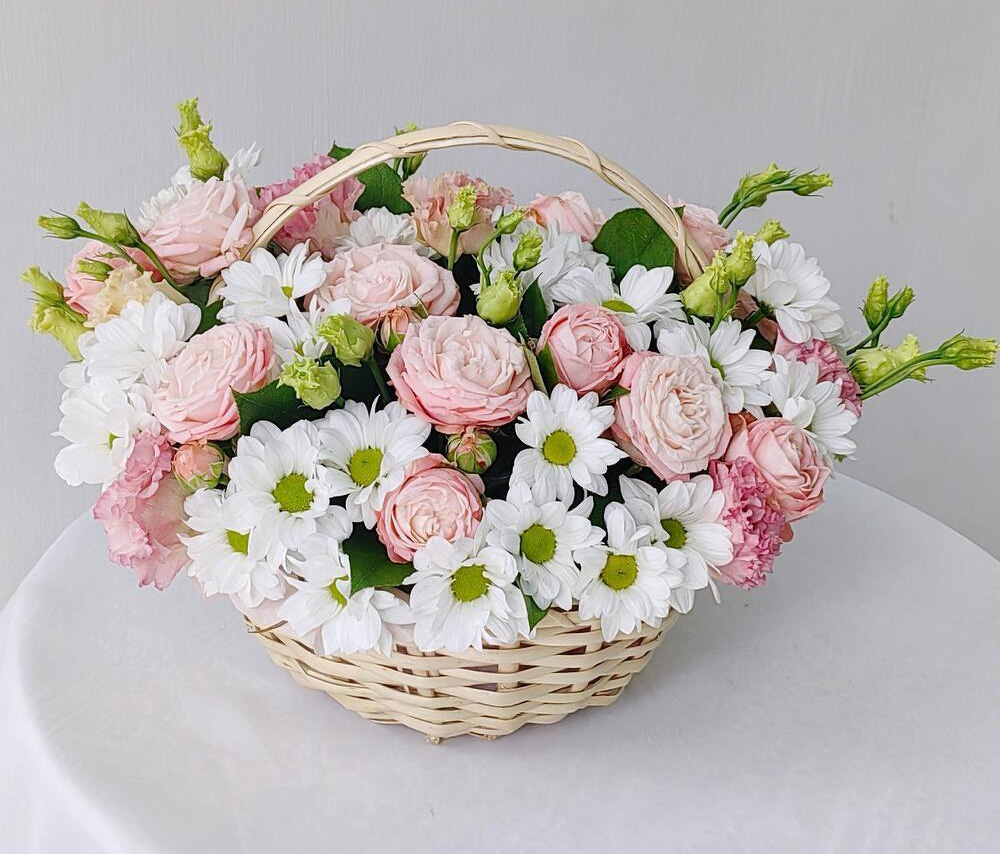 Փնջային վարդեր և Քրիզանթեմներ զամբյուղում  (10 հատ)