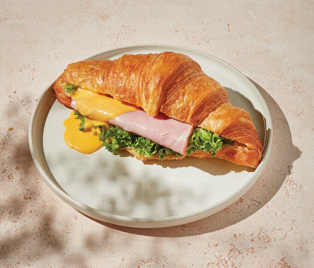 Круассан с ветчиной и сыром Чеддер