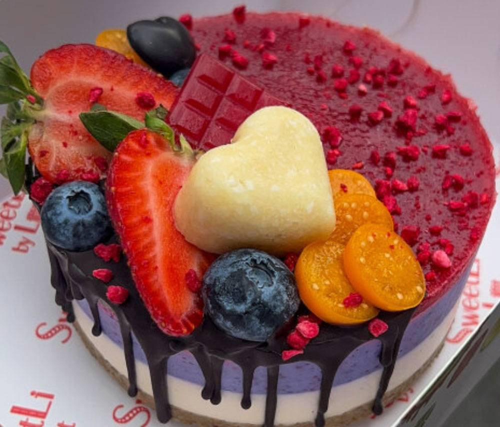 Berry bento cake with blueberries and raspberries Vegan