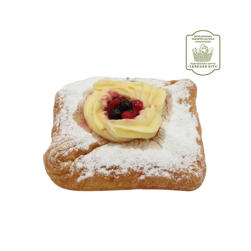 French puff, with berries cream 130g