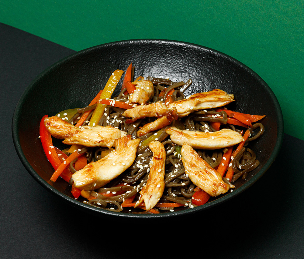 Սոբա հավով և բանջարեղենով