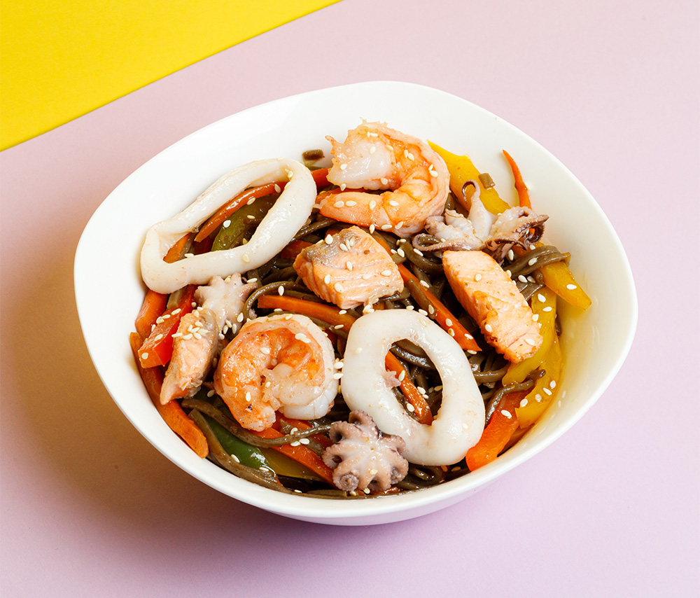 Соба с морепродуктами и овощами