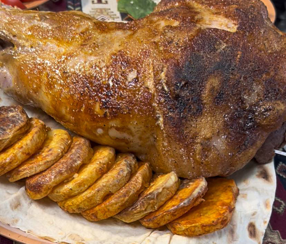 Свиная лопатка в печи (на 6-8 персон)