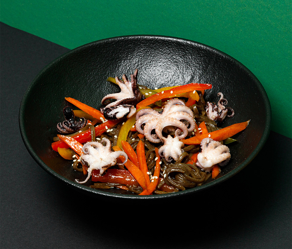 Սոբա ութոտնուկով և բանջարեղենով