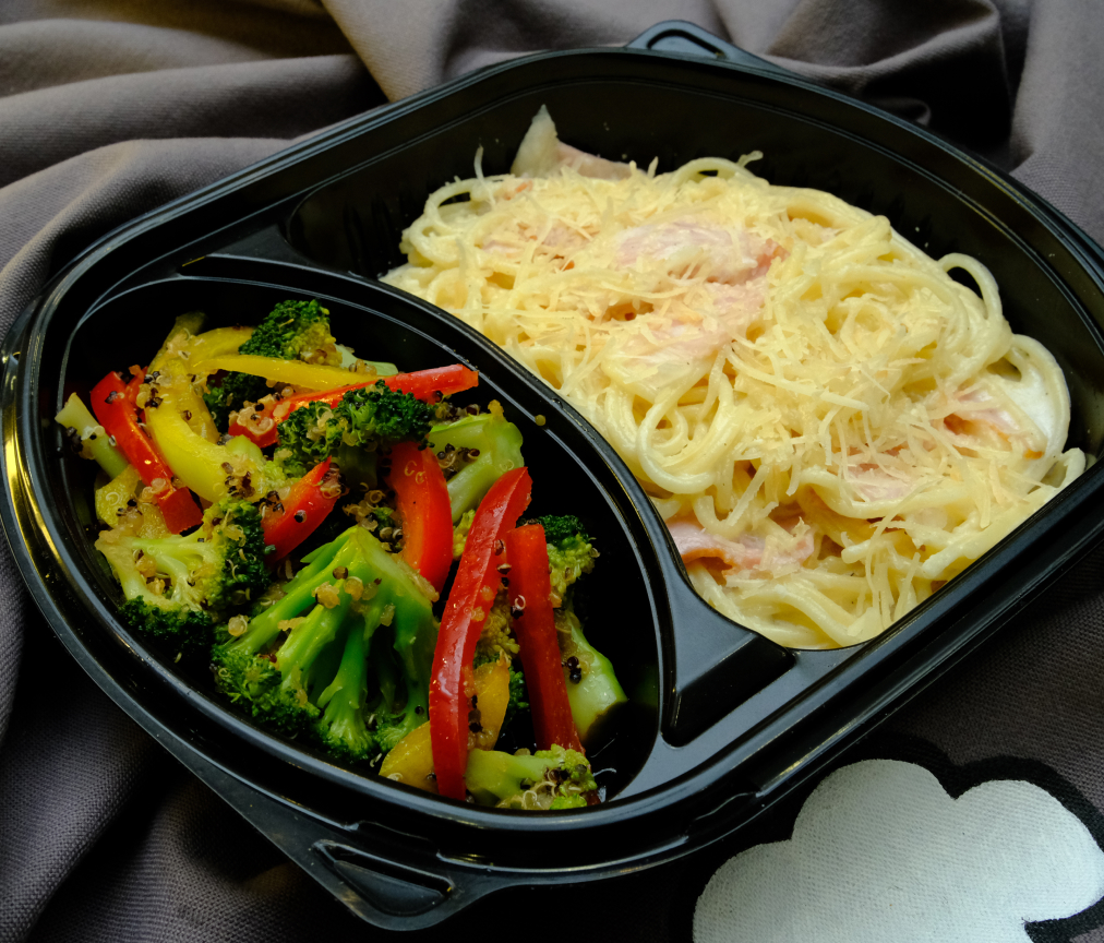 ЛанчN1 — Паста Карбонара и салат с брокколи и киноа