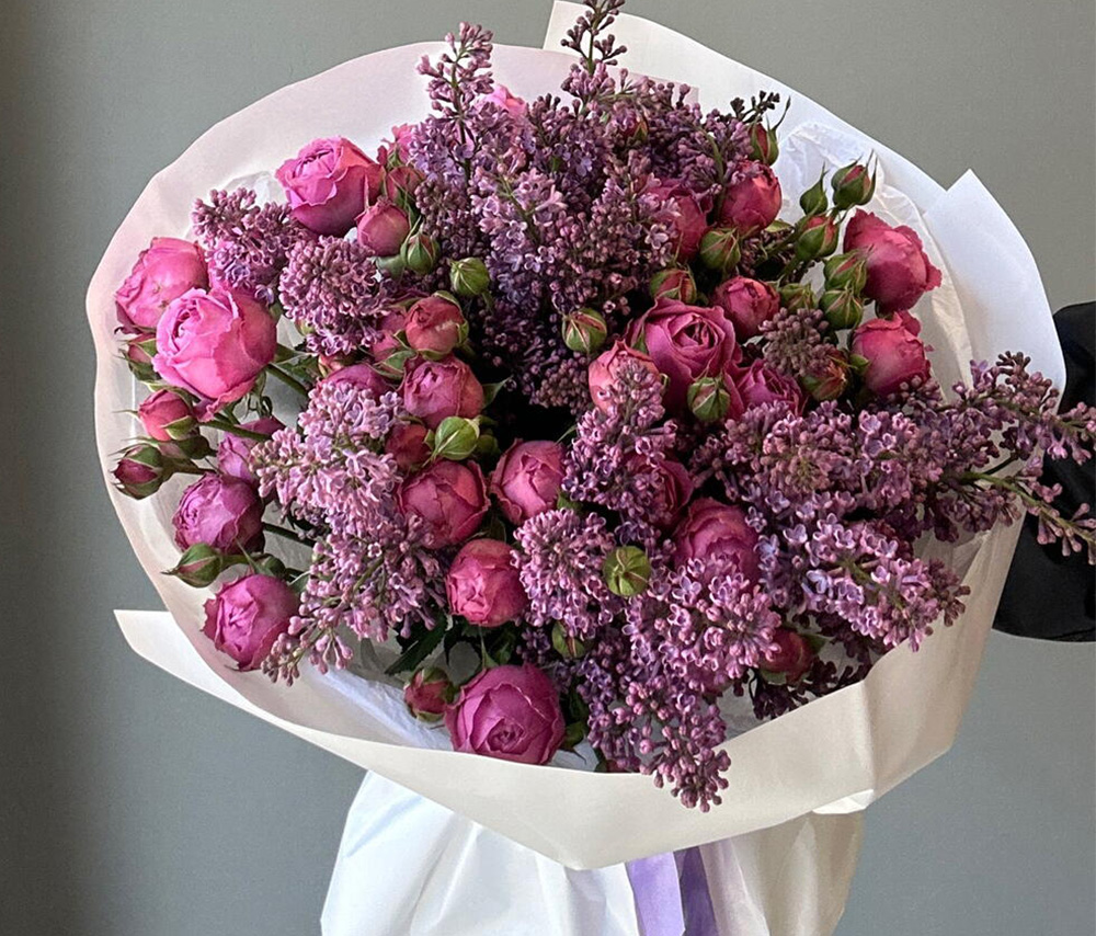 Յասամանով և պիոնանման վարդերով փունջ