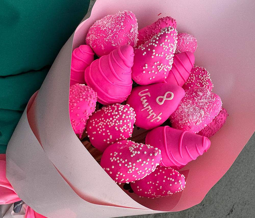 Շոկոլադապատ ելակներով փունջ «Մարտի 8»