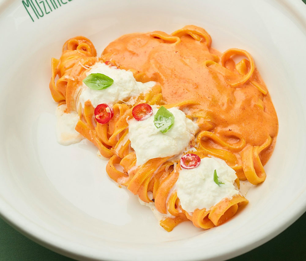 Տալյատելե ստրաչատելայով և չորիզո սոուսով