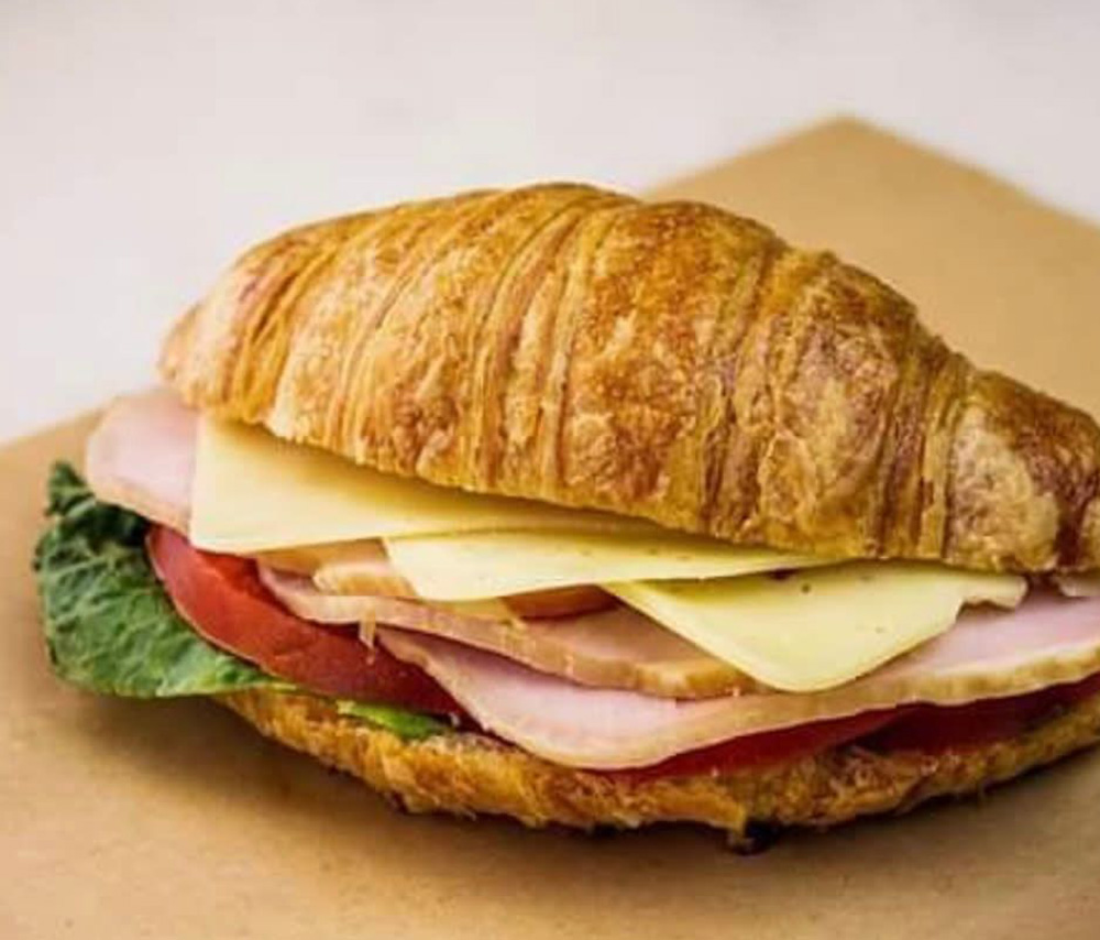 Կրուասան խոզապուխտով և պանրով