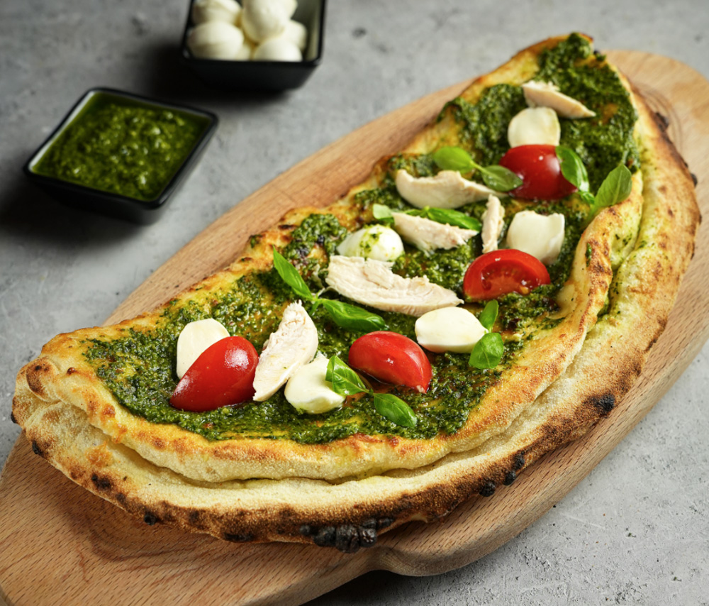 Пицца Меццо с курицей и соусом песто
