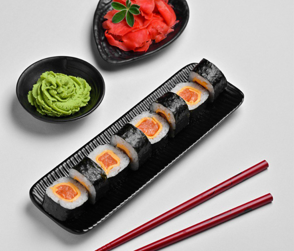 Maki with salmon and cheese