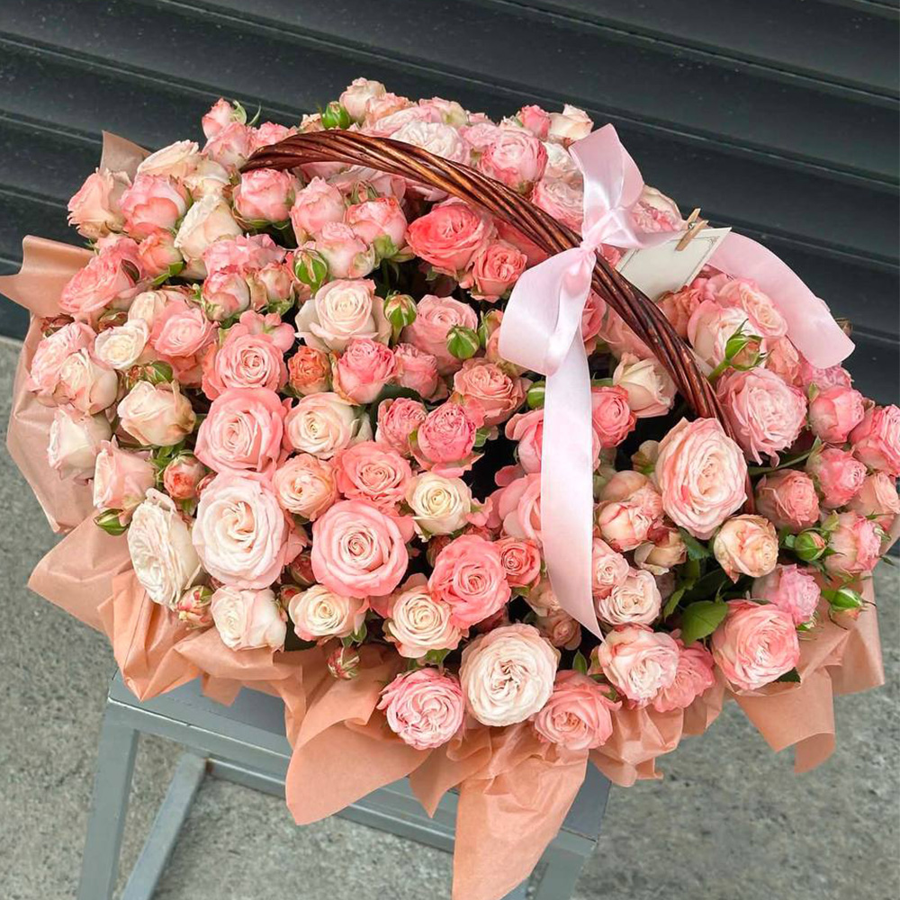 Spray rose bouquet in a basket