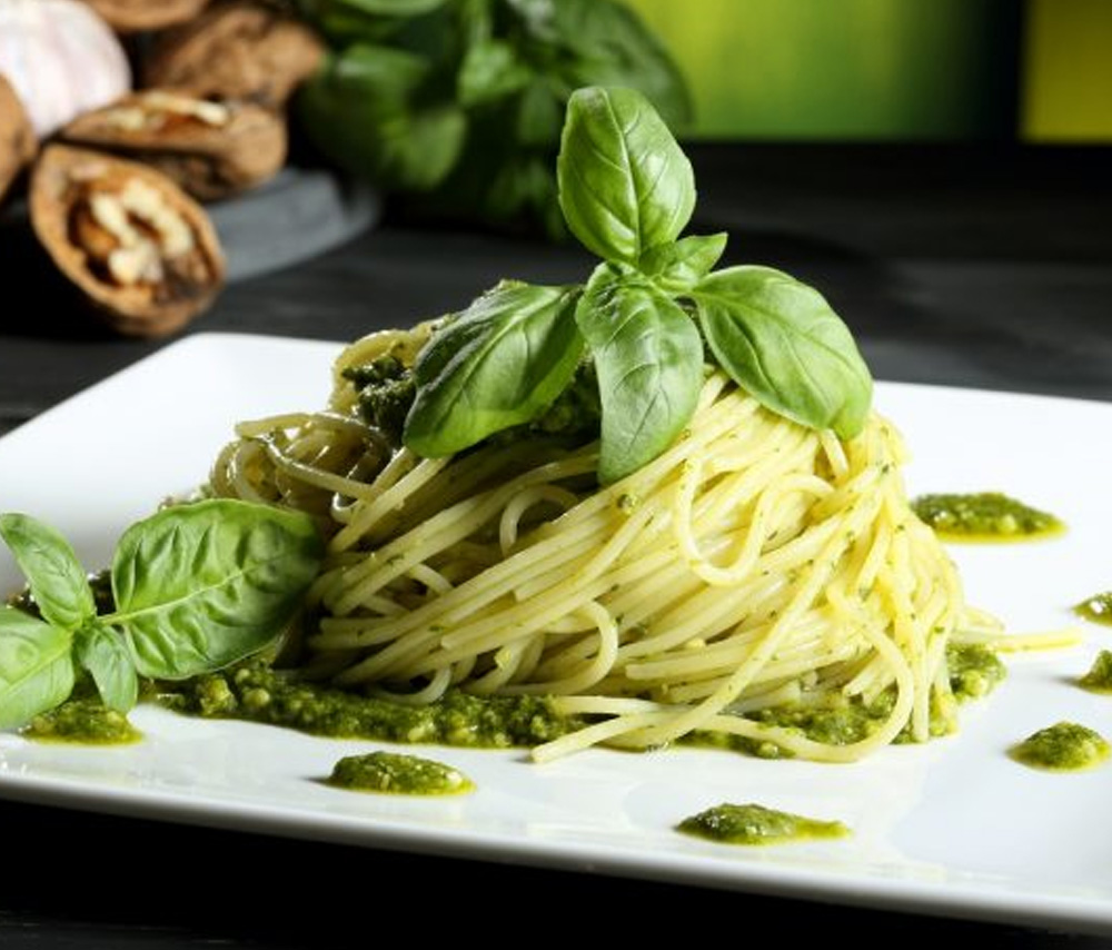 Спагетти с песто. Зеленый соус песто. Итальянская паста из трав в банке. Итальянская песто рецепт. Итальянская песто рецепт.