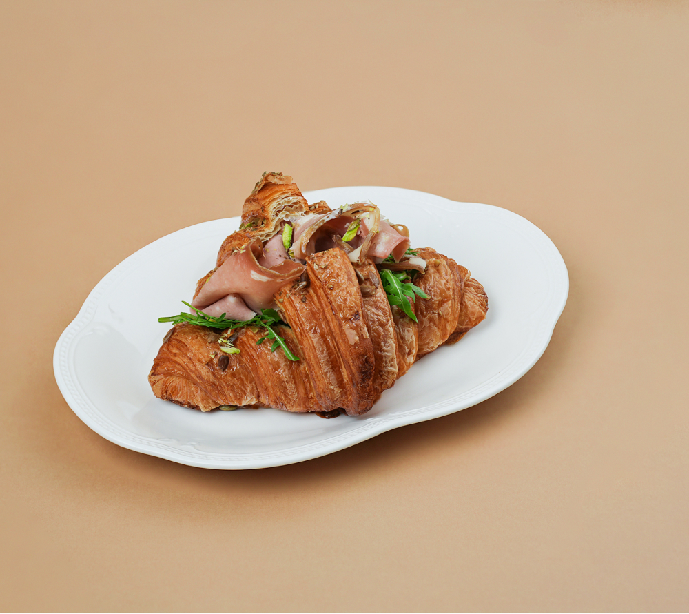 Круассан с Мортаделлой и Страчателлой
