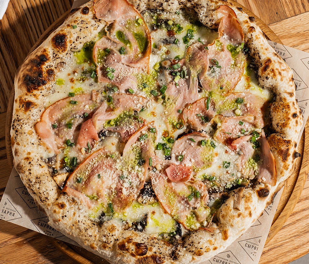 Pizza with truffle sauce and ham