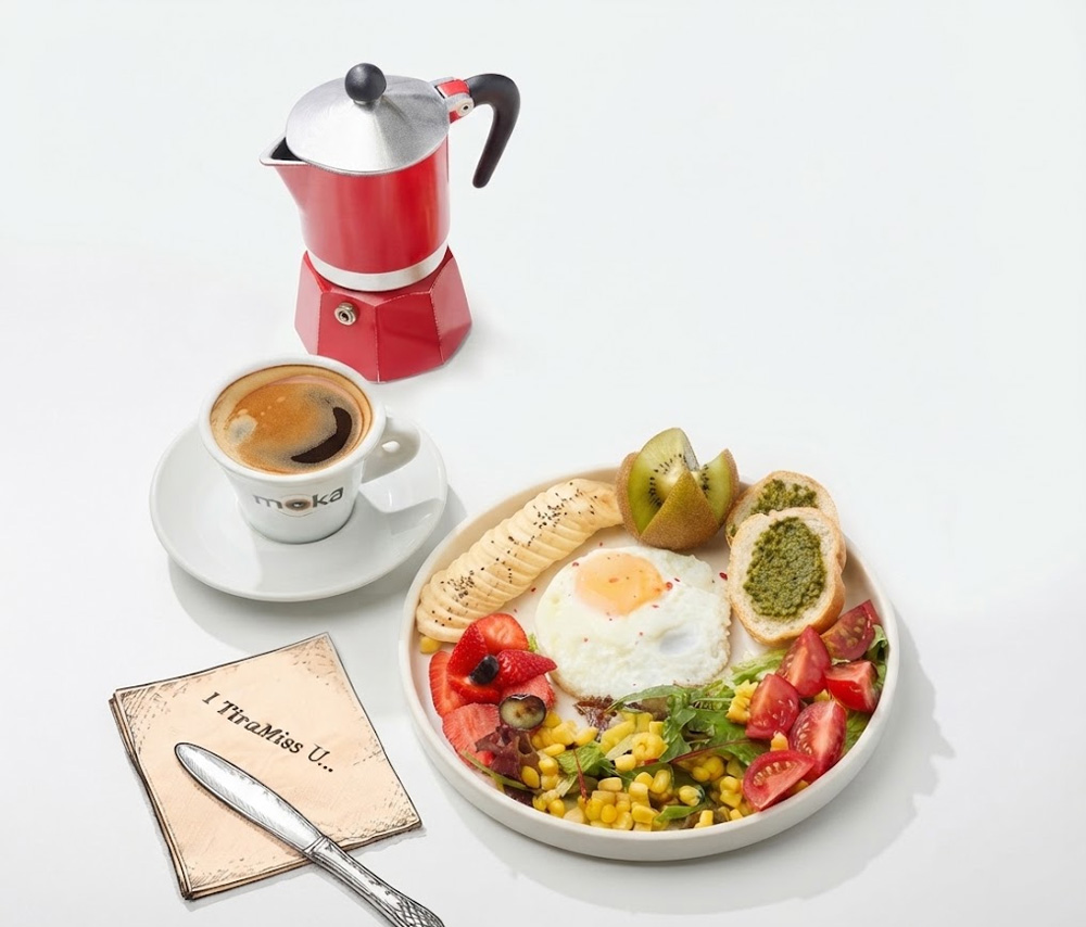 Комбо с песто и яйцом, бананом и клубникой 