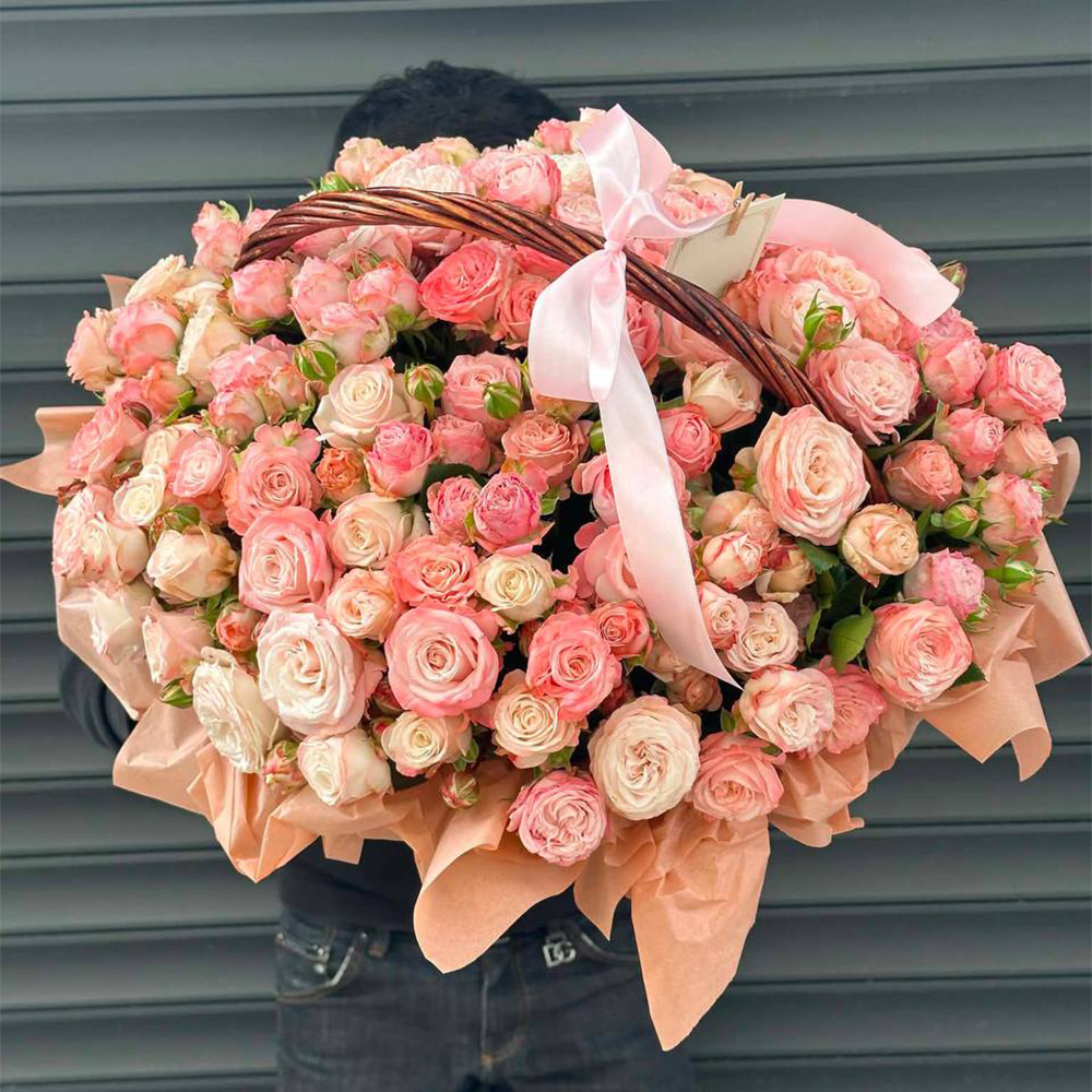 Spray rose bouquet in a basket - Fast delivery in Yerevan