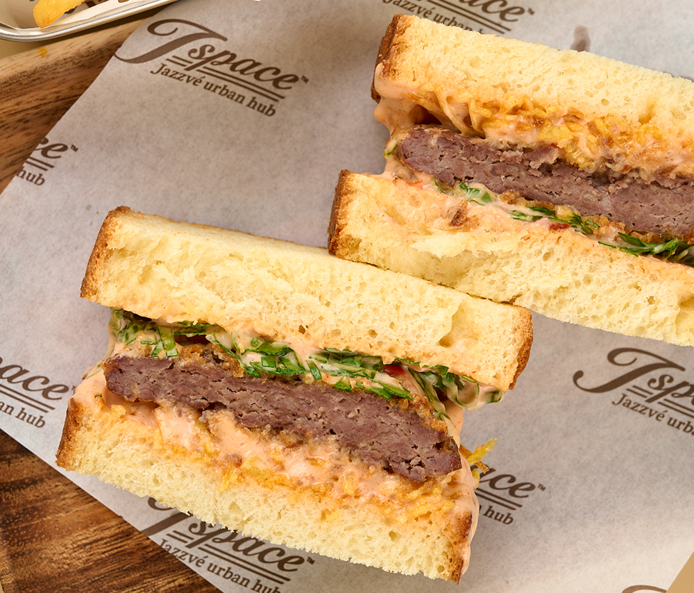 Сэндвич кацу-сандо с говядиной и картофелем фри