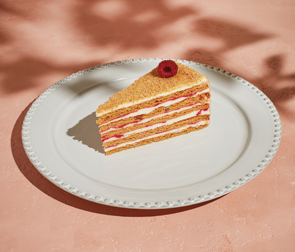 Малиновый медовый торт