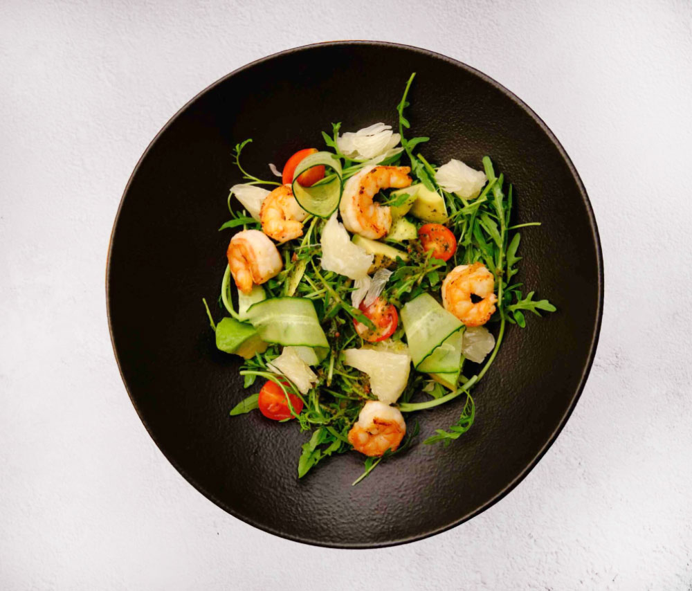 Salad with grapefruit, shrimp and mint sauce