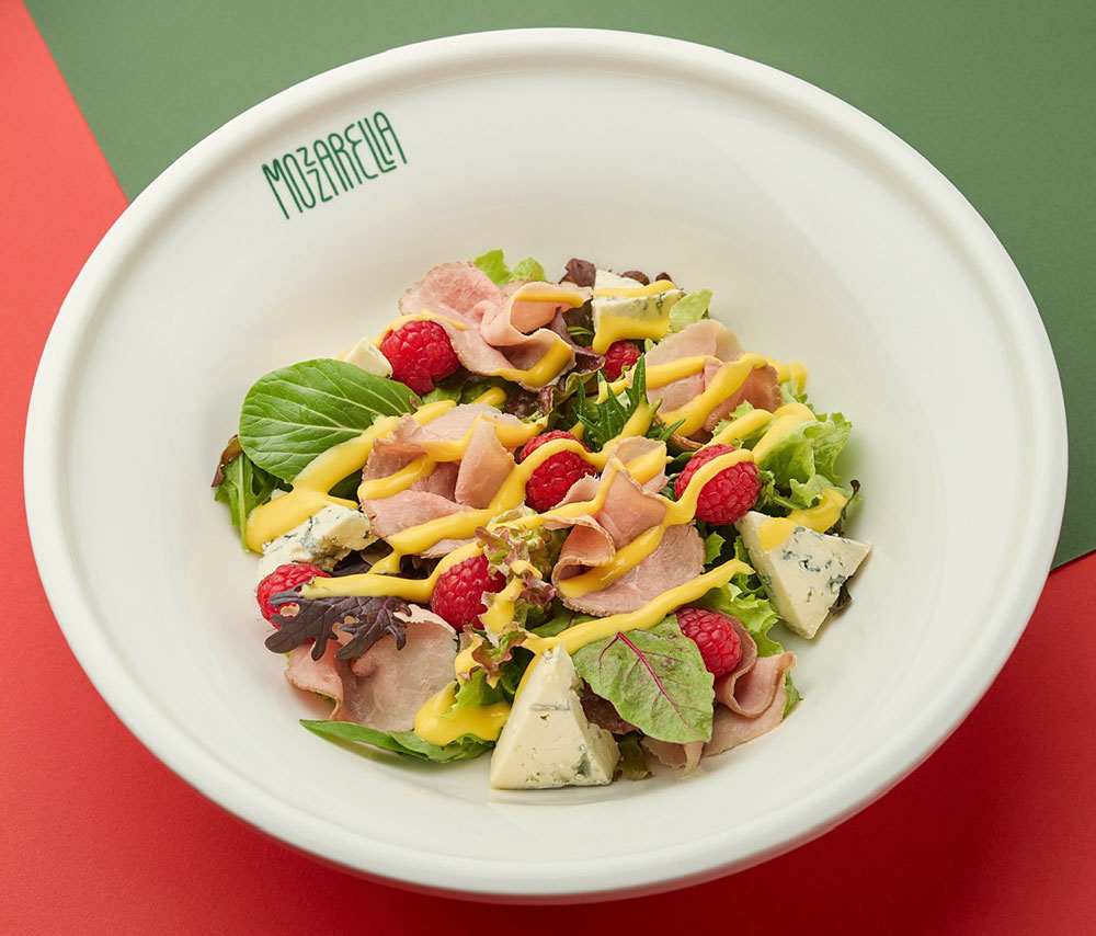 Աղցան ռոստբիֆով, գորգոնզոլայով և սեզոնային հատապտուղներով