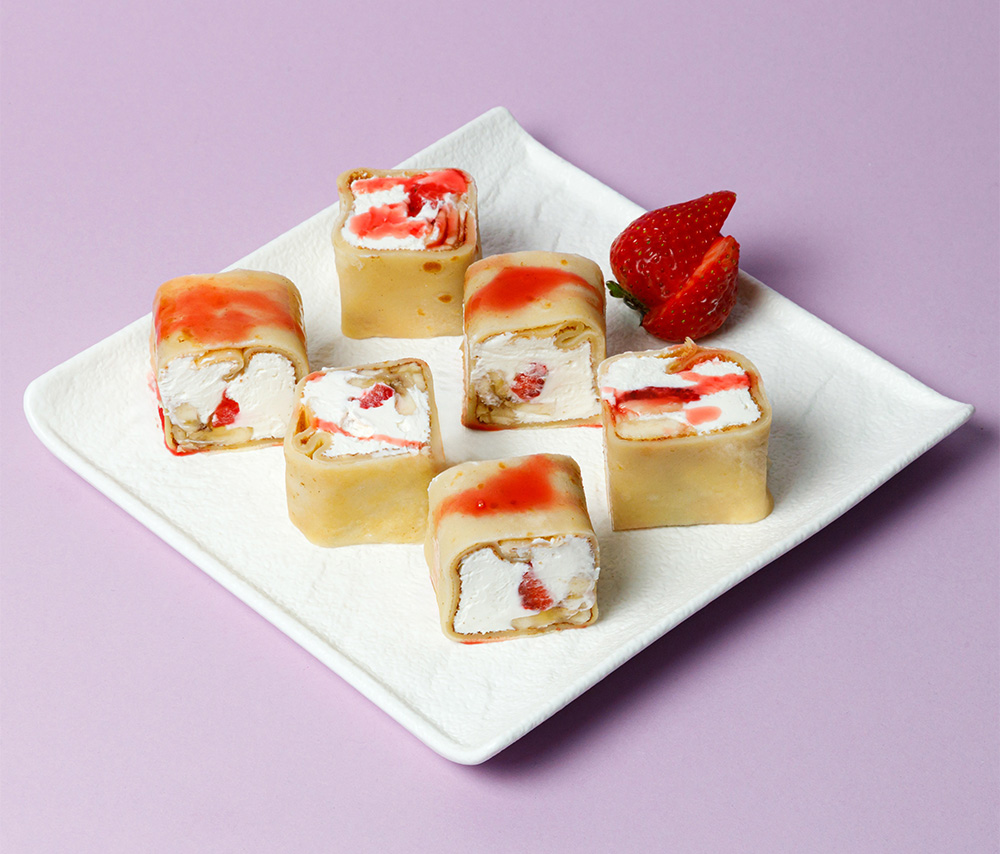 Сладкий ролл с клубникой и бананом